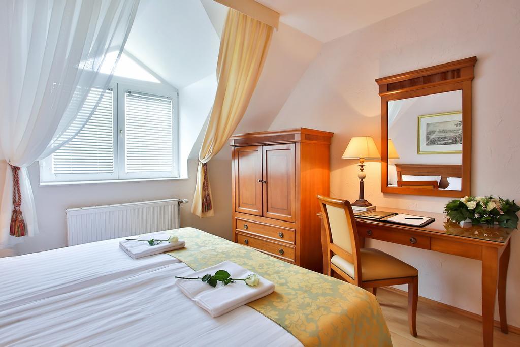 Hotel Rittinger Bonyhád Екстериор снимка